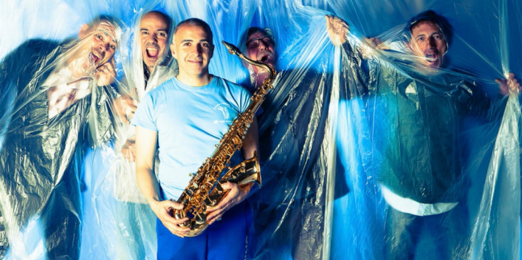 Els membres d’F4 Grup fan broma amb la posada en escena de la imatge del saxofonista Efrem Roca.