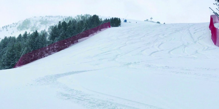 Les nevades fan que les pistes presentin un pam de neu pols.