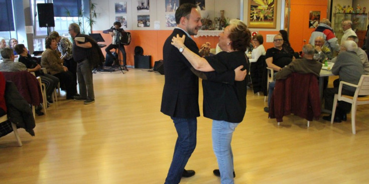 Xavier Espot balla amb una padrina.