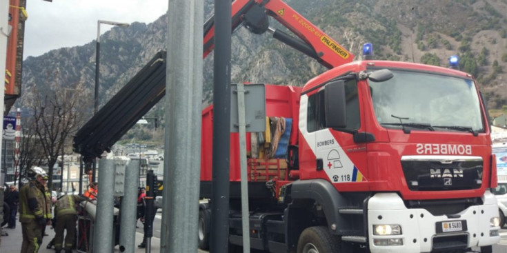 Un camió dels bombers recol·loca el panell.