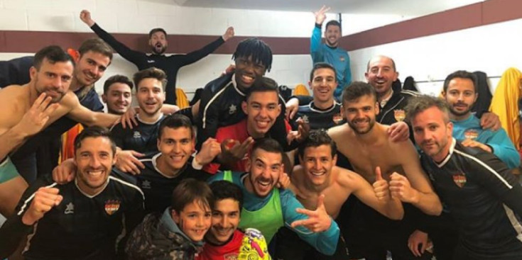 L’FC Andorra celebra els tres punts obtinguts després de guanyar al camp de l’Igualada, ahir.