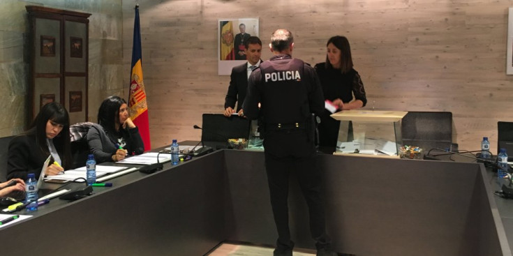 Un agent de Policia vota ahir a Ordino.