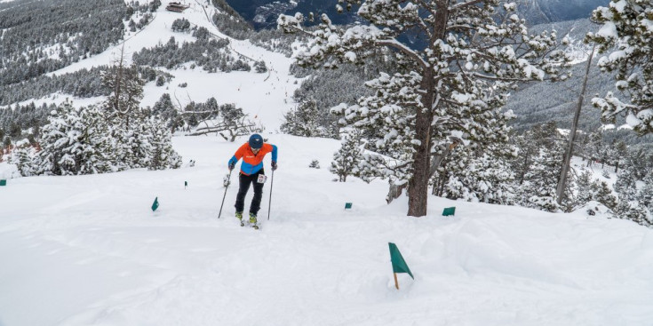 Un participant disputa el tram d’esquí de muntanya de la Tri-Blanc 2019, ahir.