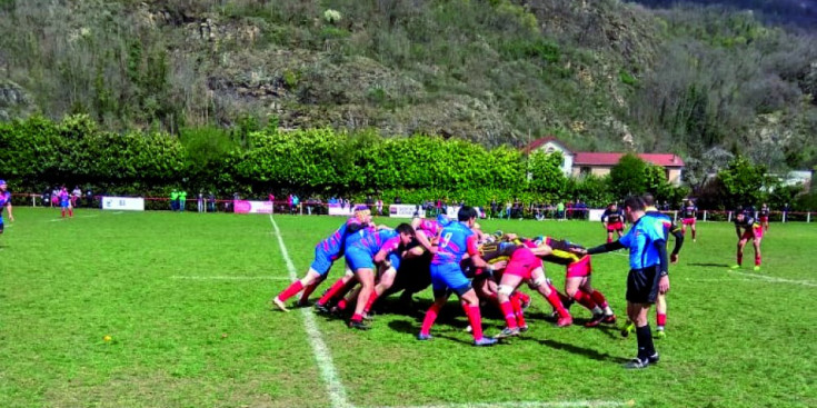 El VPC Andorra i el Tolosa Lalande Aucamville, durant el partit de quarts de final de la fase d’ascens a Divisió d’Honor, ahir.