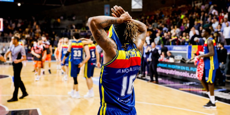 Andrew Albicy en el duel contra el València.