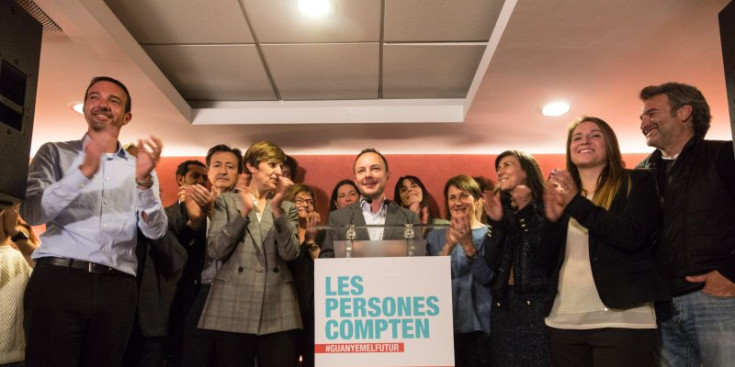 Xavier Espot celebra els resultats obtinguts envoltat de la resta de candidats a les eleccions generals.
