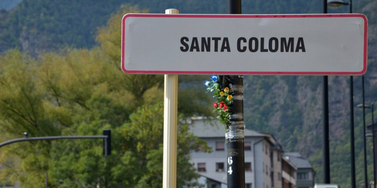 Cartell de l'entrada a Santa Coloma.