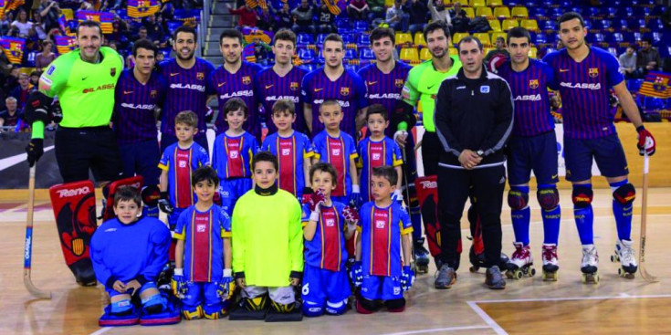 Els jugadors de l’Andorra HC amb els del Barça Lassa.