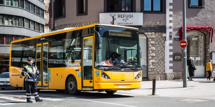 Un autobús circula pel centre d'Andorra la Vella.
