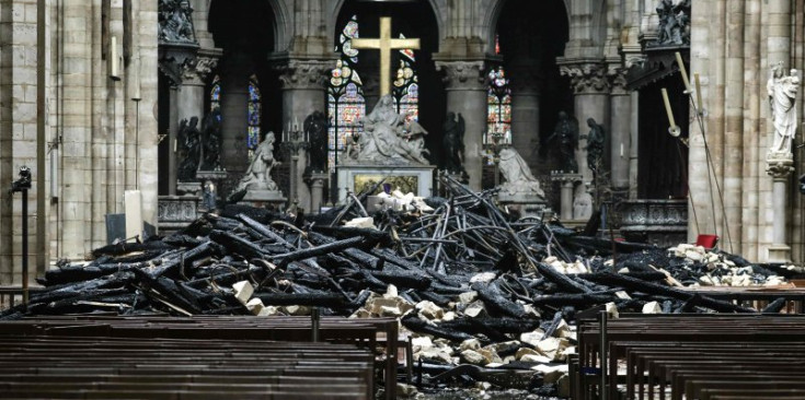 L’interior de la catedral de Notre-Dame, l’endemà de l’incendi.