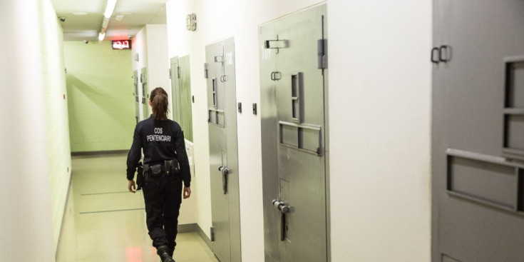 Una agent del cos penitenciari avança per un dels passadissos de cel·les que hi ha a la Comella.