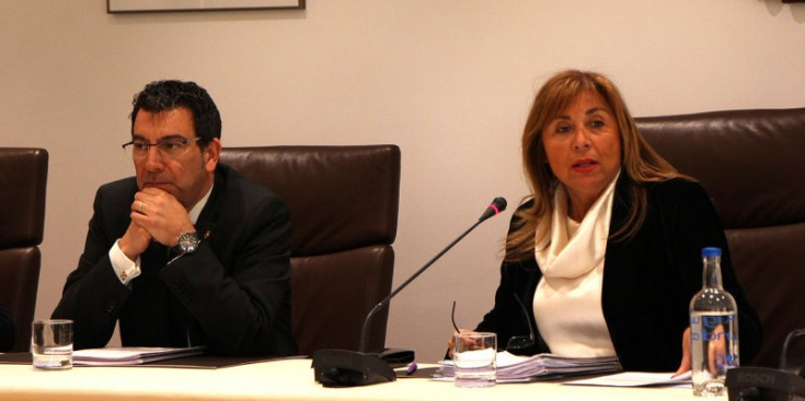 Els cònsols major i menor d’Andorra la Vella Conxita Marsol i Miquel Canturri,durant la sessió de consell de comú.