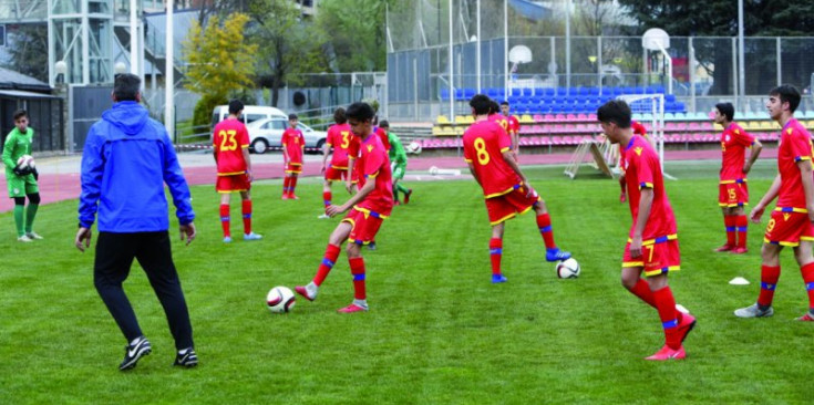 Els jugadors durant l’entrenament d’ahir a l’Estadi Comunal.