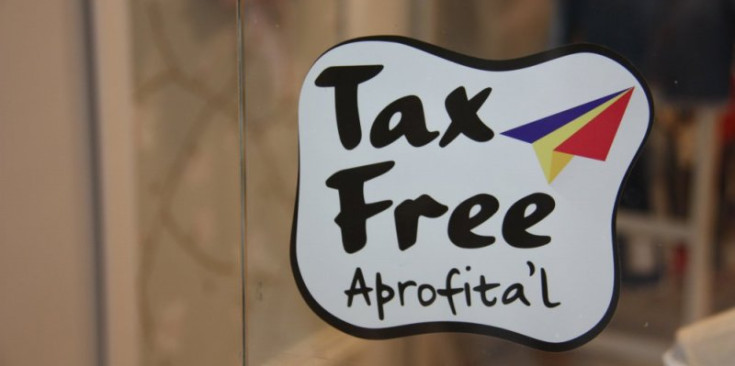 Un cartell de tax free en un establiment de la Seu d’Urgell.