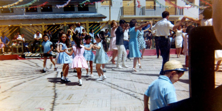Petits i grans ballen danses tradicionals en una festa major d’Encamp als anys 60 o 70.