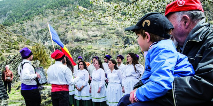 Un moment de la cantada de caramelles per part del Jovent d’Encamp