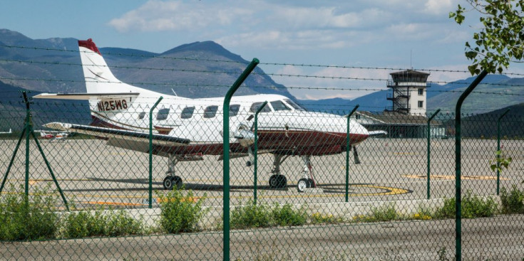 Una petita aeronau a l'aeroport Andorra-La Seu.