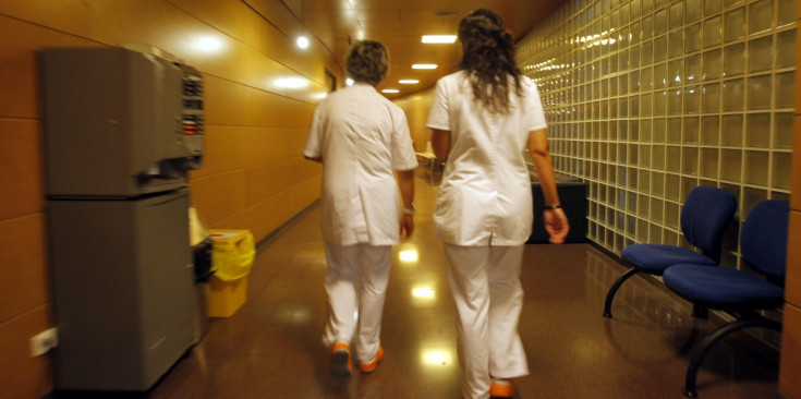 Dues infermeres en el passadís d’una planta de l’Hospital de Nostra Senyora de Meritxell, a Escaldes-Engordany.