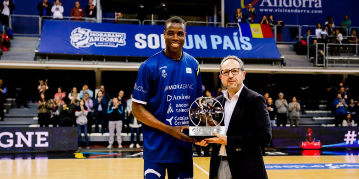 Moussa Diagne rep el trofeu d'MVP.