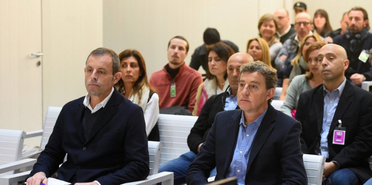 Sandro Rosell (esquerra) i Joan Besolí (dreta) presten atenció al tribunal de l’Audiència Nacional en el primer dia de judici, el passat 25 de febrer.