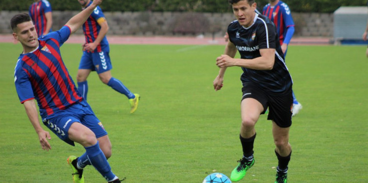 El jugador de l’FC Andorra, Rubén Bover, supera els jugadors del Gavà FC al Municipal la Bòbila, ahir.