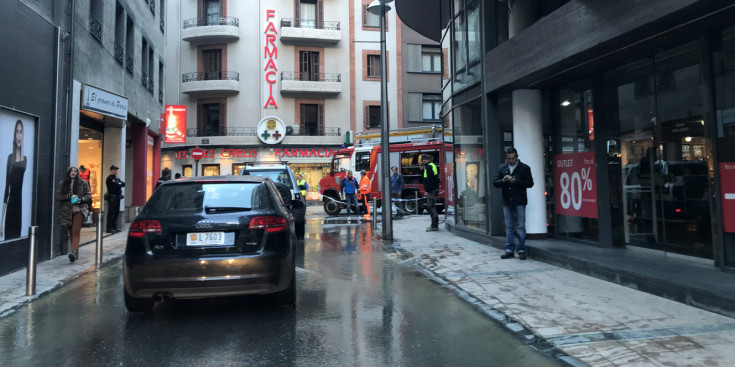 Fuita d’aigua al carrer de les Canals.