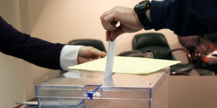 Un ciutadà diposita el seu vot a la urna.