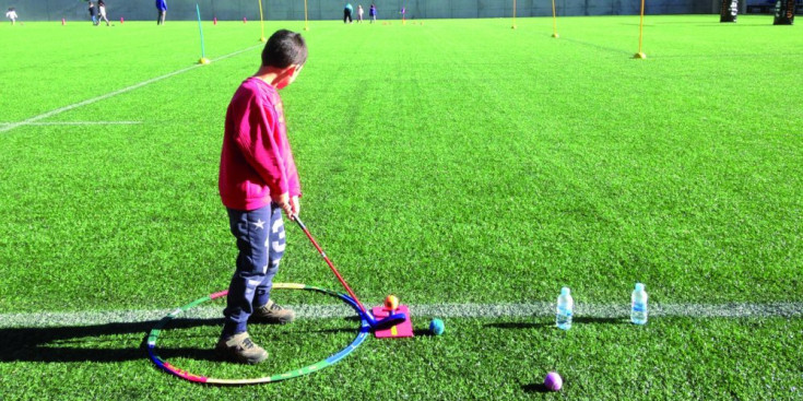 Un nen participa en una jornada del golf escolar a l’Estadi Nacional.