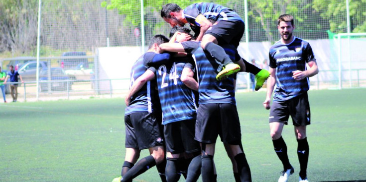 Els tricolors celebren un gol durant el partit contra el Lleida Esportiu Terraferma, ahir.