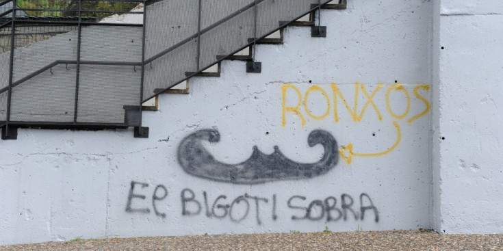 Pintades xenòfobes a l’entrada de l’institut Maria Moliner, a la Margineda.