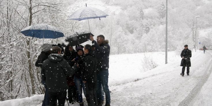 Els periodistes, sota la neu, entrevisten al candidat de la coalició progressista a l’entrada de la Vall del Madriu d’Escaldes-Engordany.