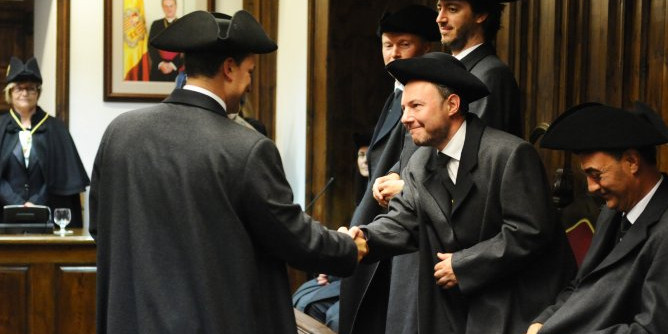 El conseller d’L’A Jordi Gallardo fa una encaixada de mans amb el conseller de DA Xavier Espot.