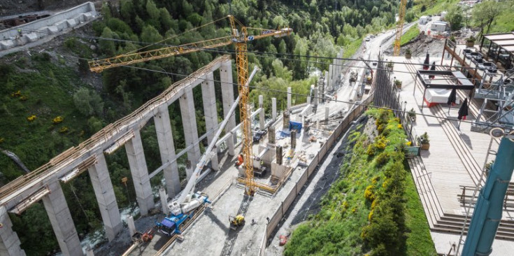 Els obrers treballen en la construcció de la plataforma esquiable de Soldeu, al juny de l’any 2018.