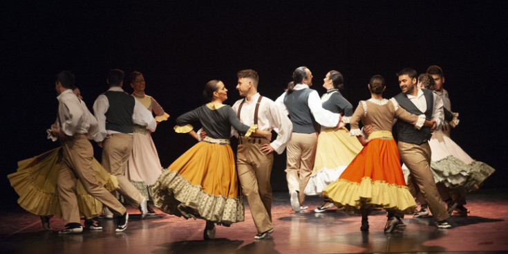 Una de les danses interpretades per l’Esbart Dansaire d’Andorra la Vella, ahir.