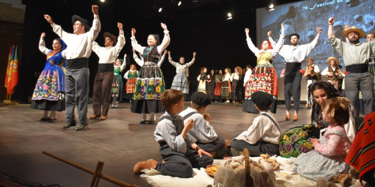 Una de les danses que es van veure a la Mostra de Folklore Ibèric.