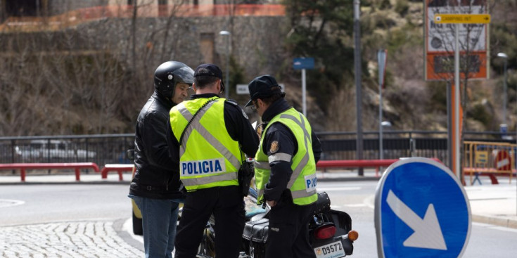 Dos agents de la Policia efectuen un control a un motorista.