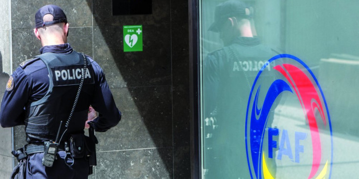 La seu de la Federació Andorrana Futbol segueix custodiada per la Policia, ahir.