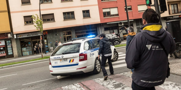 Una patrulla de la Policia trasllada al secretari de la Federació Andorrana de Futbol, Tomàs Gea, a la Comella.