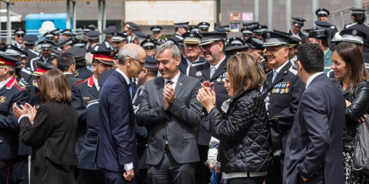 Les autoritats, encapçalades per Martí, aplaudeixen els agents, ahir.