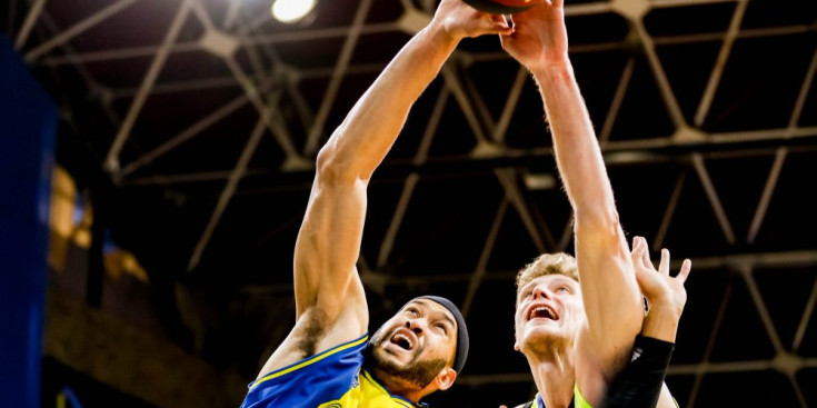 Jerome Jordan i l’extricolor Jaka Blazic al Poliesportiu d’Andorra, ahir.