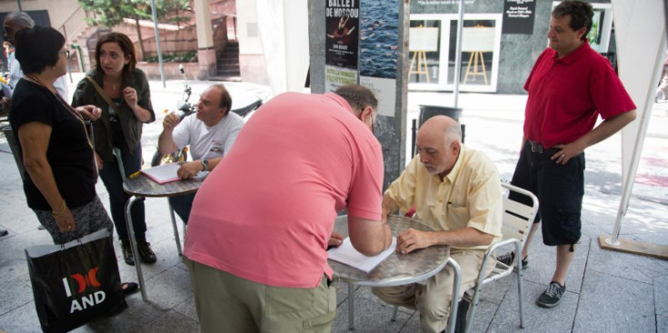 Un home responia ahir a la consulta dels sindicats, instal·lats enfront de la Caixa de la Seguretat Social.