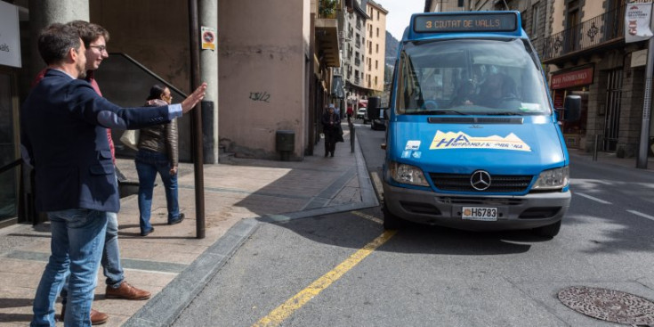 Bus Comunal camí del carrer Ciutat de Valls.