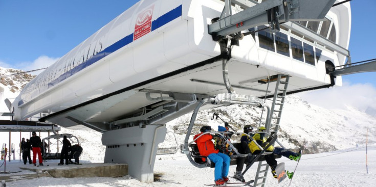 Esquiadors en un dels telecadires de les pistes d’Ordino Arcalís.