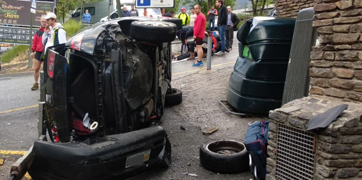 Estat en què va quedar el vehicle després de l'accident, ahir.