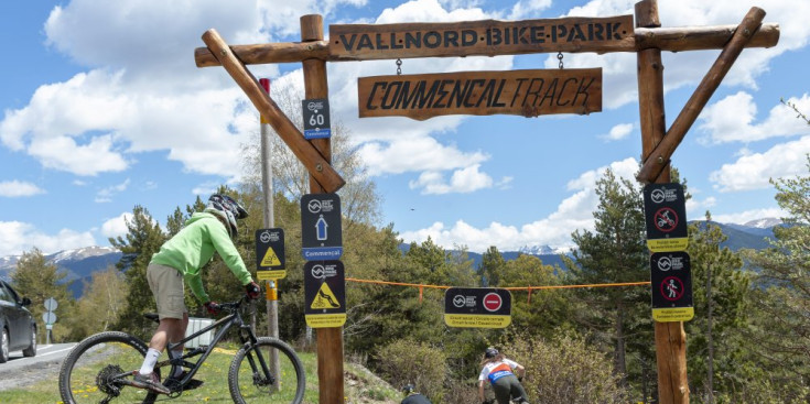 Tres ‘riders’ es llancen pel circuit ‘Commençal’ a les instal·lacions de Vallnord Bike Park La Massana, la setmana passada.