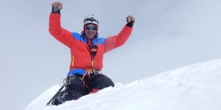 L’escalador Xavier Bonatti fa el cim a l’Ama Dablam.