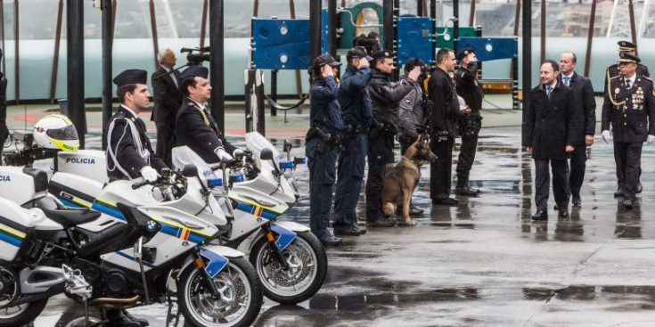 El cap del Govern passa revista dels efectius del Cos de Policia a la plaça del Poble, ahir.