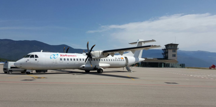 Un avió de Swiftair a l'Aeroport d'Andorra-La Seu