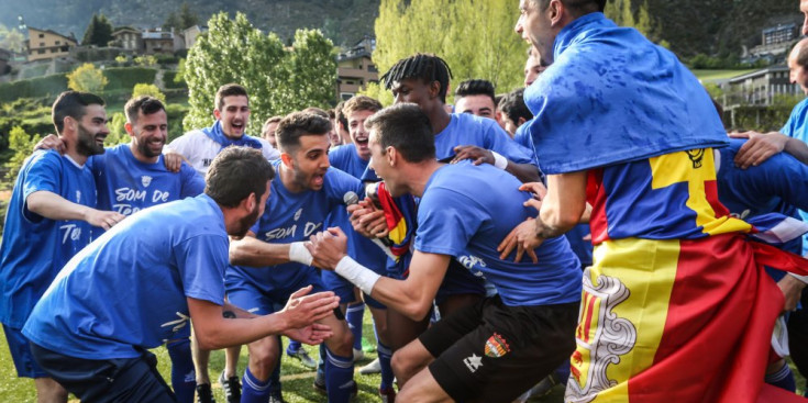 L’FC Andorra de Gerard Piqué celebra l’anhelat ascens a la Tecera Divisió espanyola després de vèncer al Viladecans per 3 a 0 al Prada de Moles.