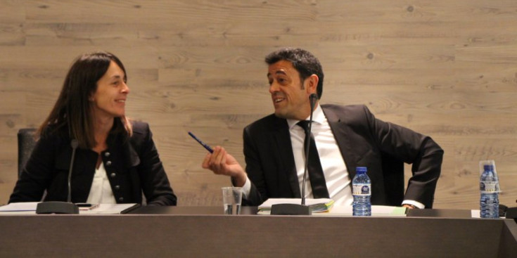 El cònsol major d’Ordino, Josep Àngel Mortés, i la cònsol menor, Gemma Riba, durant el consell de comú